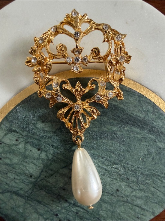Vintage Jewelry - Vintage Gold-Tone Filigree Brooch with Pearl Drop - Victorian , Elegant